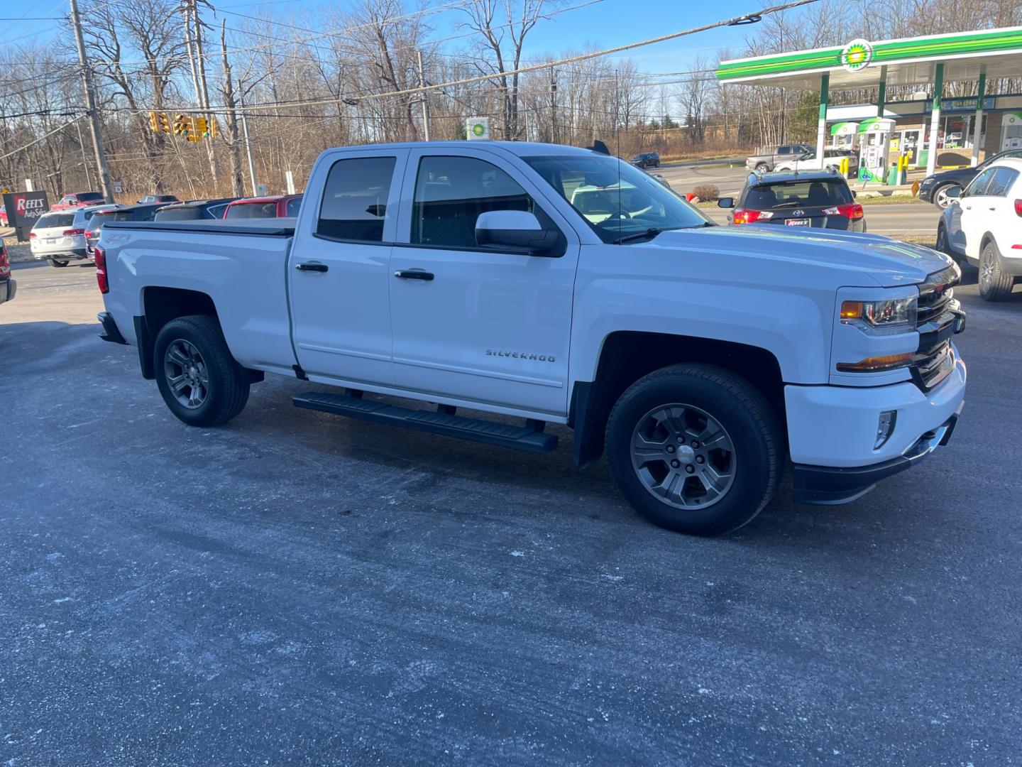 2017 White /Black Chevrolet Silverado 1500 LT Z71 Double Cab 4WD (1GCVKREC8HZ) with an 5.3L V8 OHV 16V engine, 6-Speed Automatic transmission, located at 11115 Chardon Rd. , Chardon, OH, 44024, (440) 214-9705, 41.580246, -81.241943 - Photo#5